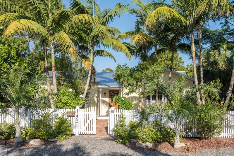 1233 South Street
Owners: Catherine & Glenn Anderson
/ Engineer: Jim Reynolds, P.E.
/ Designer/Builder: Catherine & Glenn Anderson 
Premier Painting of Key West